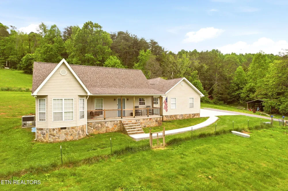 235 Raccoon Valley Rd Maynardville, TN 37807