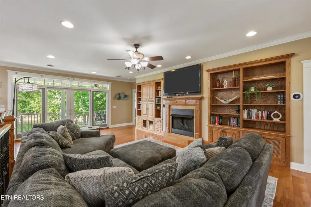2177 Riverview Drive Dandridge, TN 37725