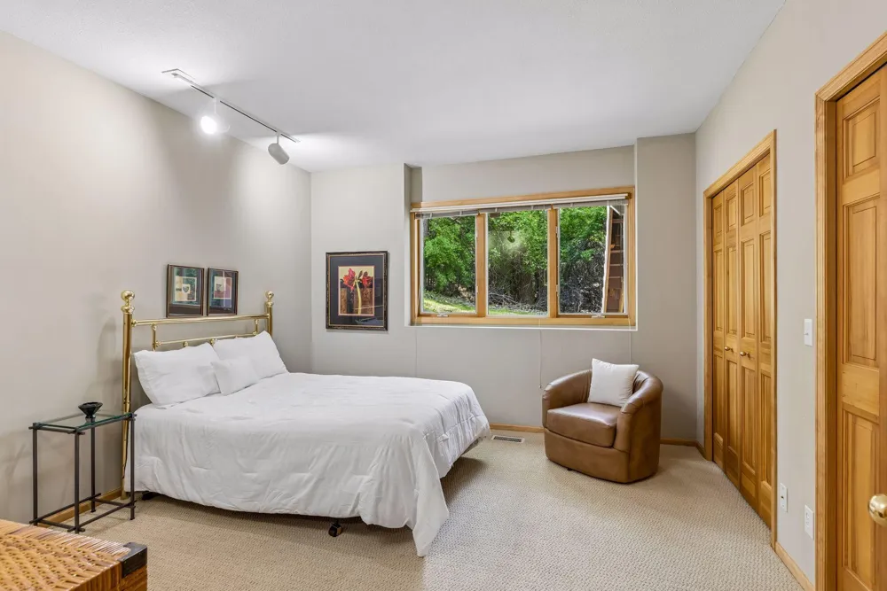 689 Brookside Lane Mendota Heights, MN 55118