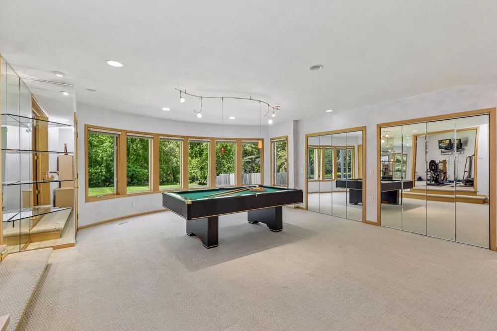 689 Brookside Lane Mendota Heights, MN 55118
