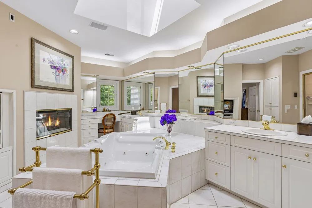 689 Brookside Lane Mendota Heights, MN 55118