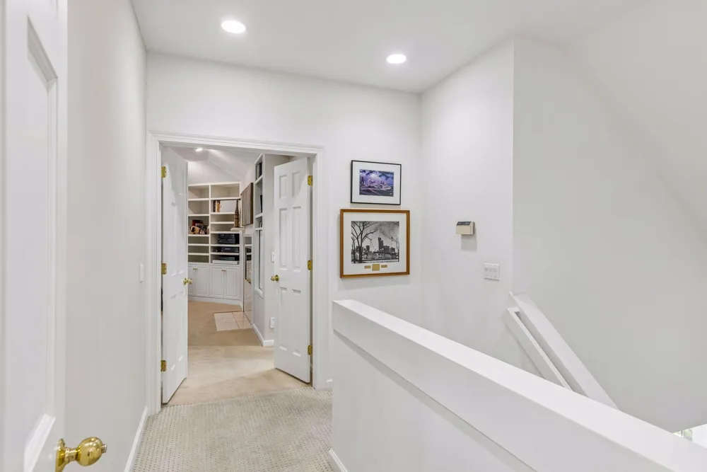 689 Brookside Lane Mendota Heights, MN 55118