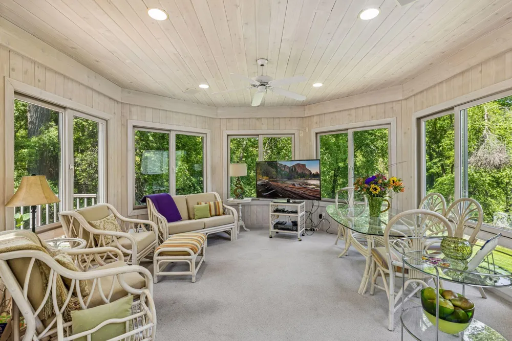 689 Brookside Lane Mendota Heights, MN 55118