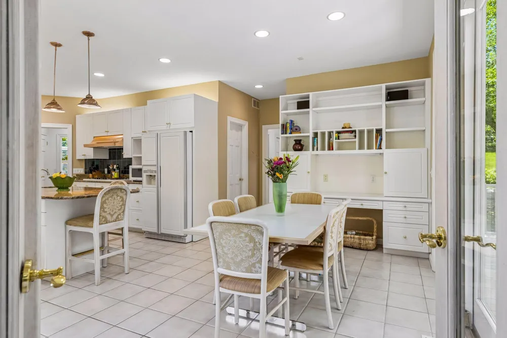 689 Brookside Lane Mendota Heights, MN 55118