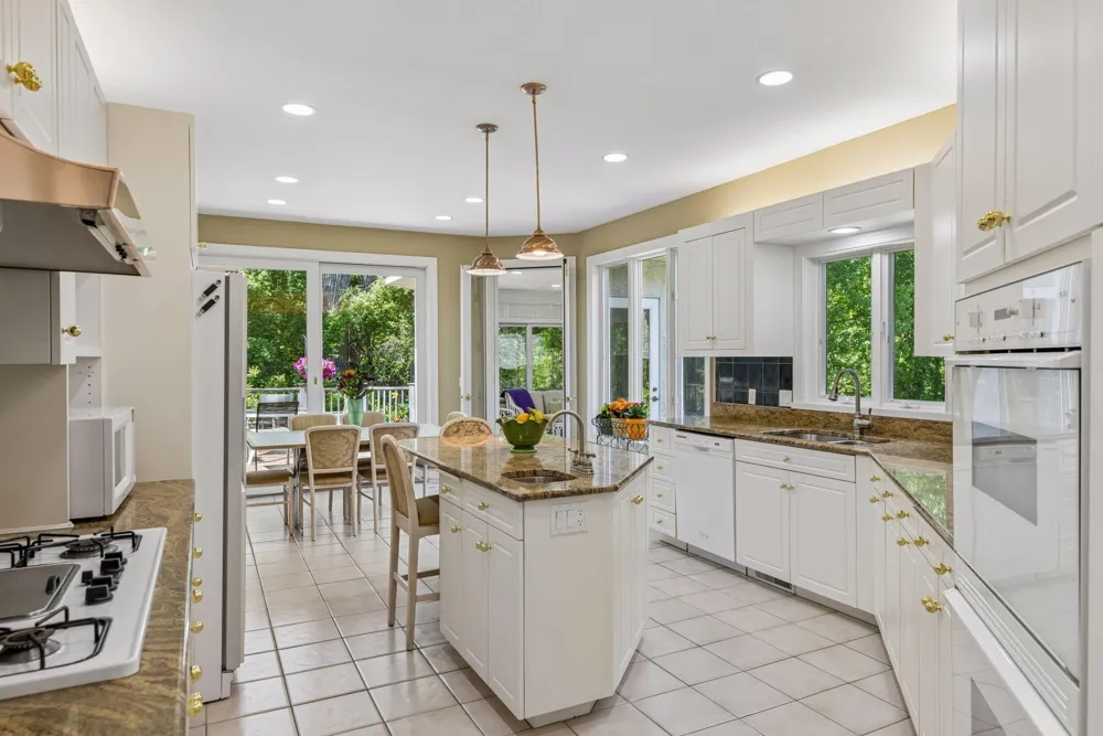 689 Brookside Lane Mendota Heights, MN 55118