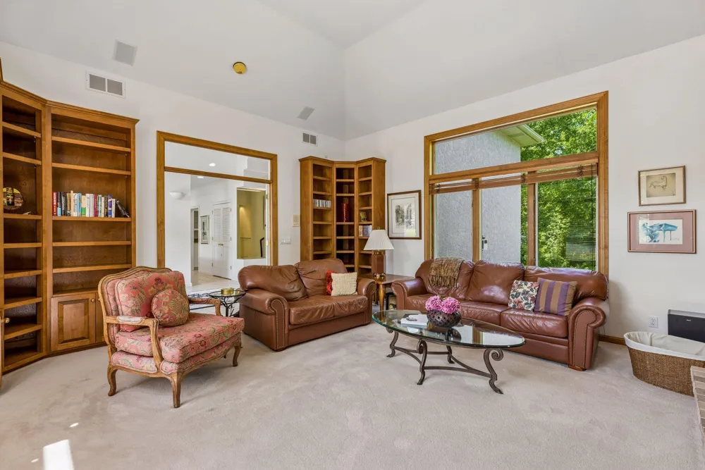 689 Brookside Lane Mendota Heights, MN 55118