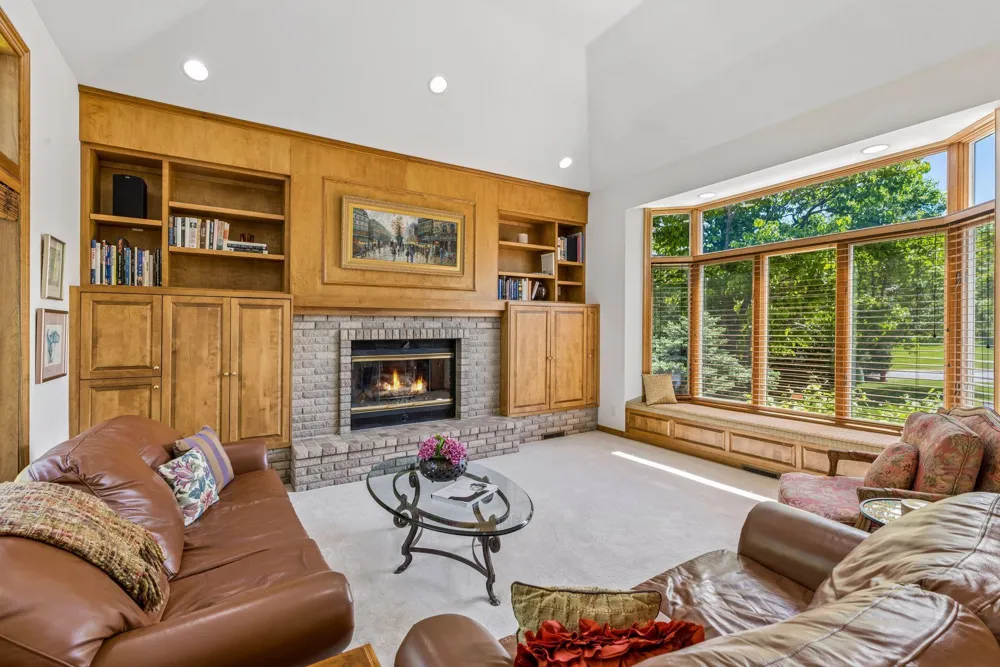 689 Brookside Lane Mendota Heights, MN 55118