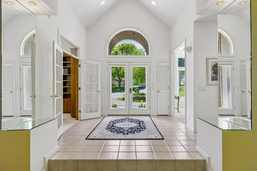 689 Brookside Lane Mendota Heights, MN 55118