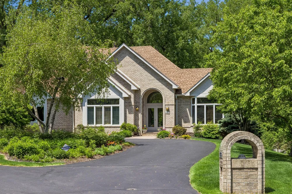 689 Brookside Lane Mendota Heights, MN 55118