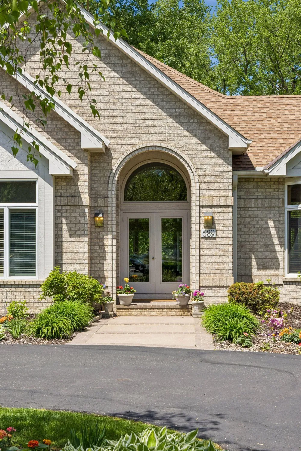 689 Brookside Lane Mendota Heights, MN 55118