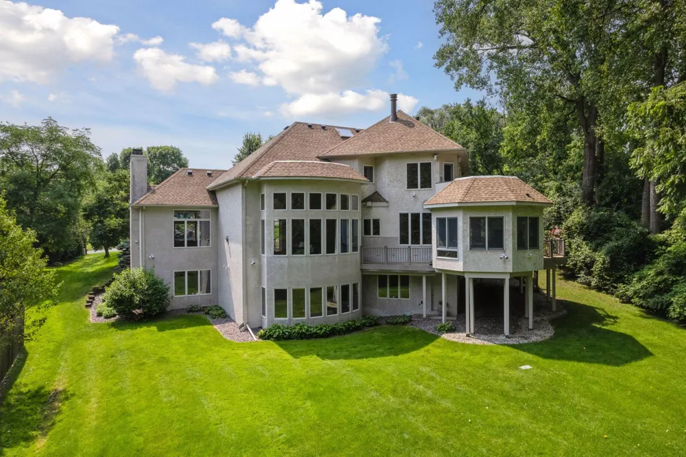 689 Brookside Lane Mendota Heights, MN 55118