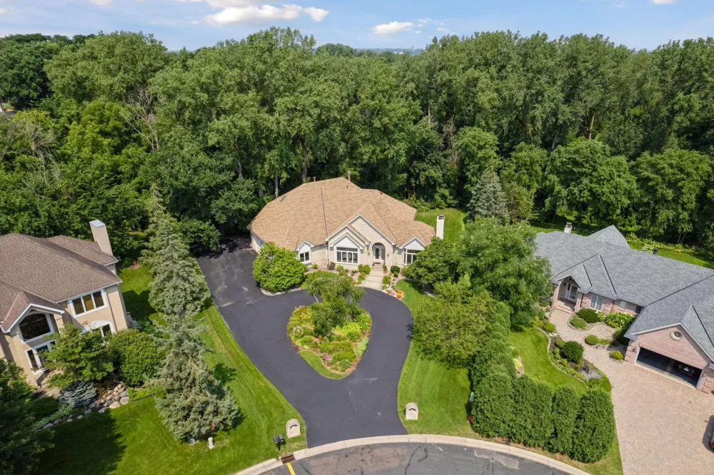 689 Brookside Lane Mendota Heights, MN 55118