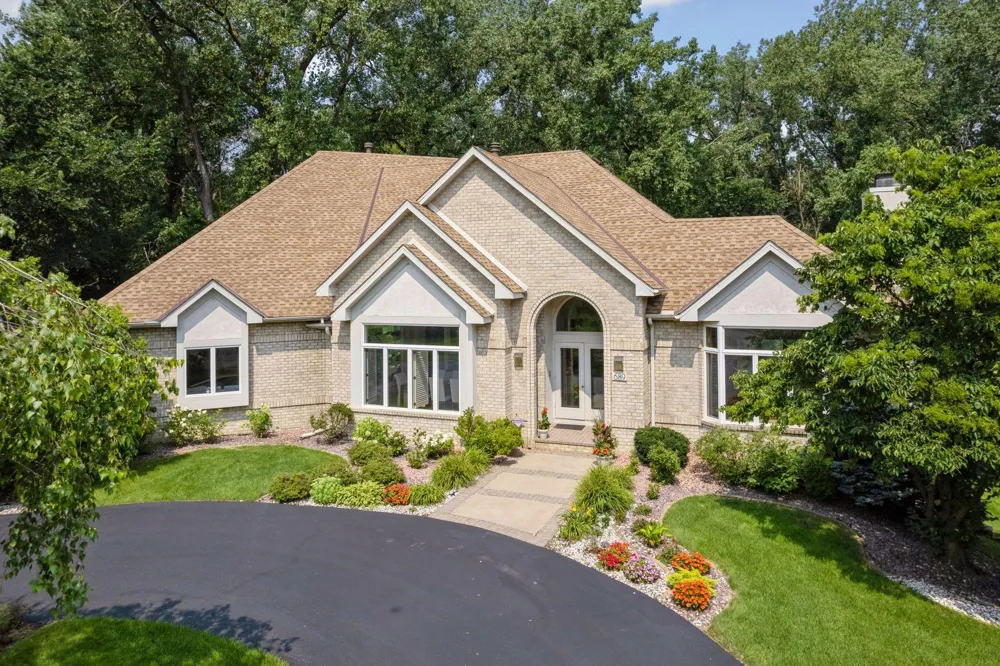 689 Brookside Lane Mendota Heights, MN 55118
