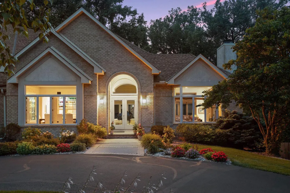 689 Brookside Lane Mendota Heights, MN 55118