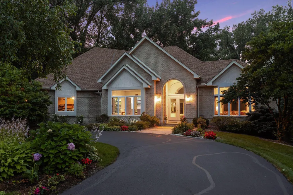 689 Brookside Lane Mendota Heights, MN 55118