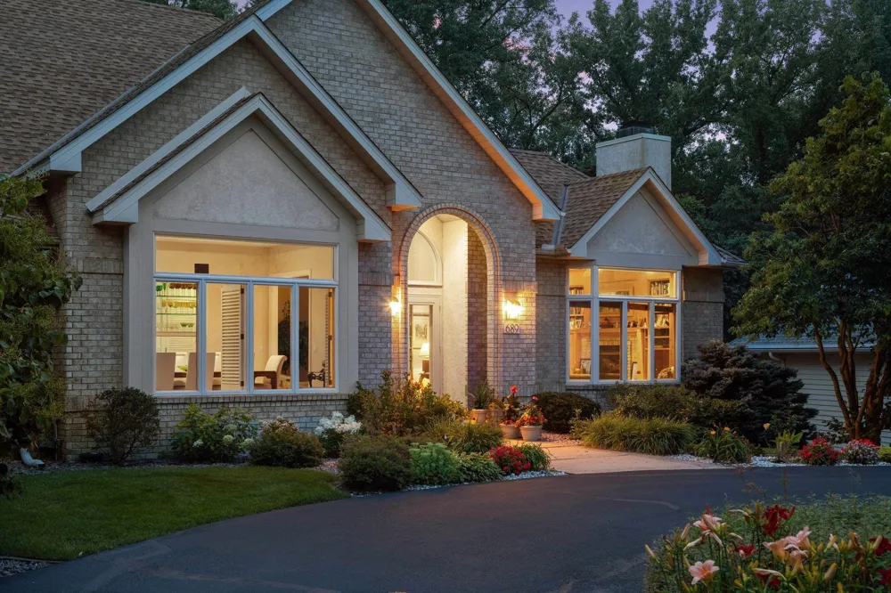 689 Brookside Lane Mendota Heights, MN 55118