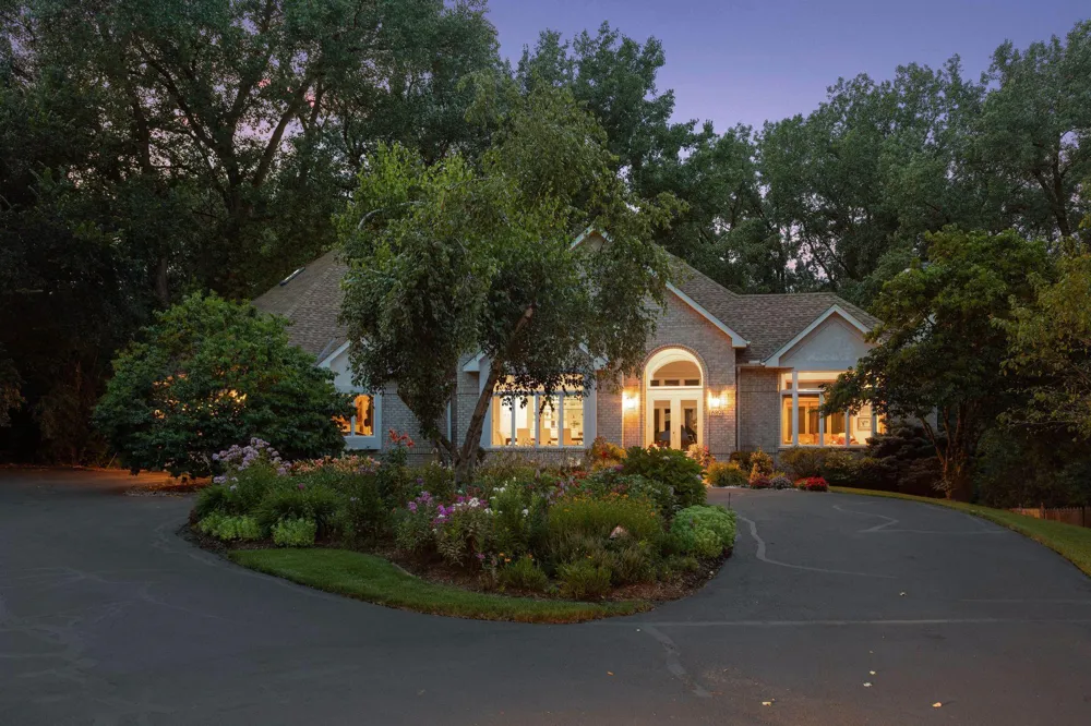689 Brookside Lane Mendota Heights, MN 55118