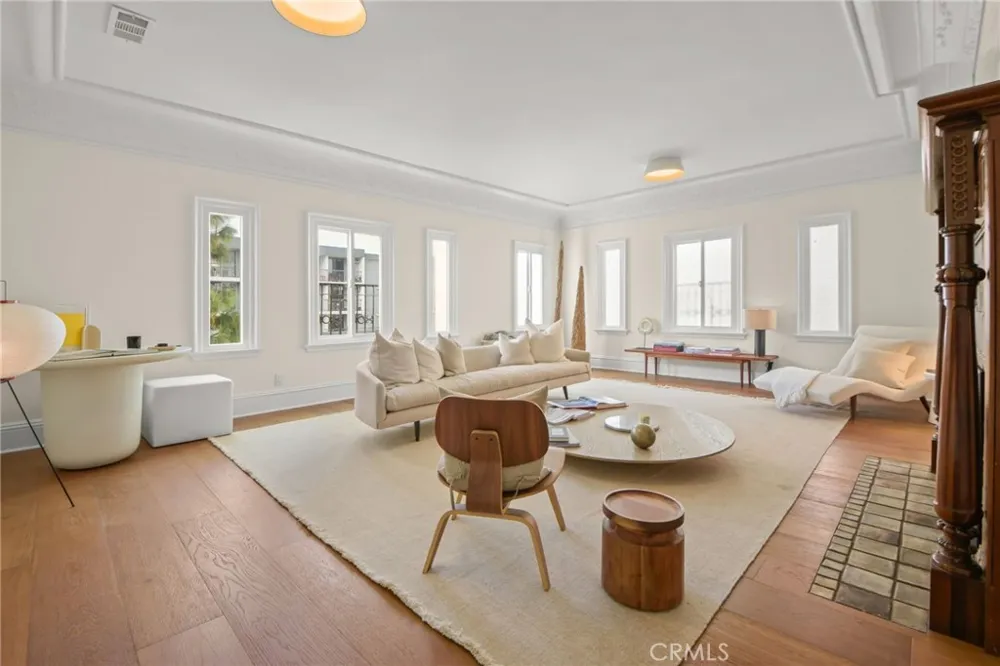 326 S Kingsley Los Angeles, CA 90020