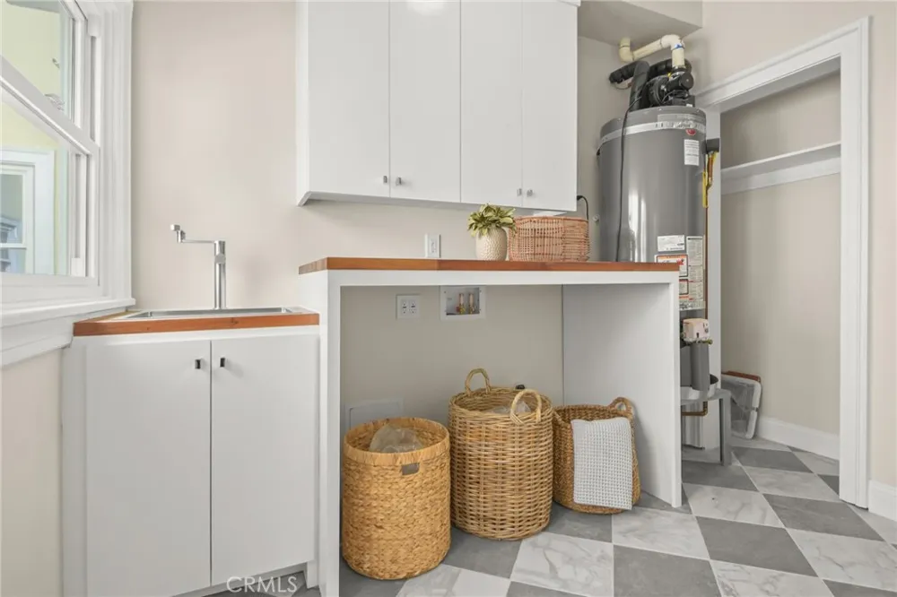 326 S Kingsley Los Angeles, CA 90020
