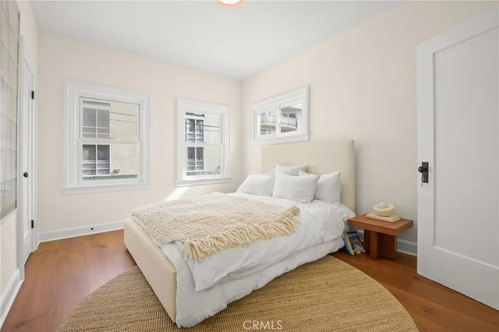 326 S Kingsley Los Angeles, CA 90020