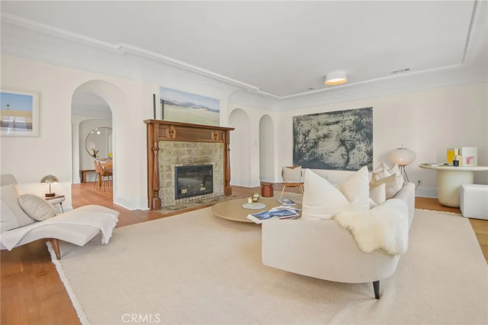 326 S Kingsley Los Angeles, CA 90020