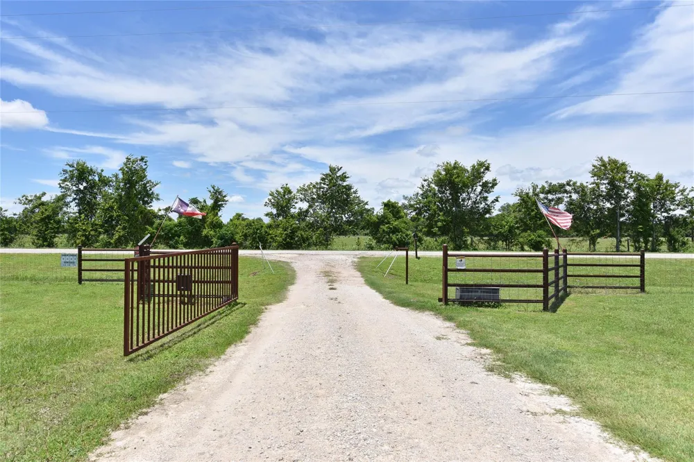 406 County Road 100 Boling, TX 77420