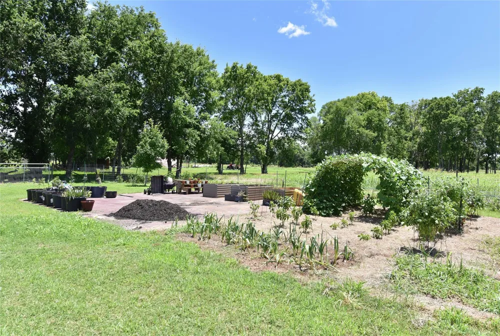 406 County Road 100 Boling, TX 77420