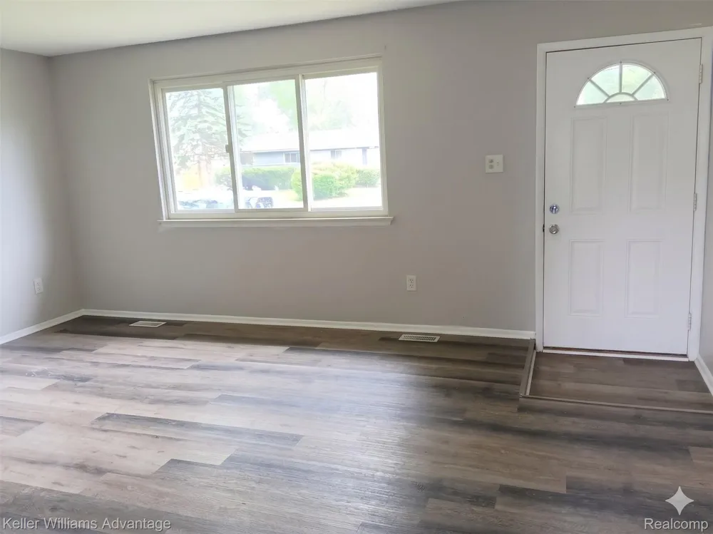 15587 Oakbrook Street Romulus City, MI 48174