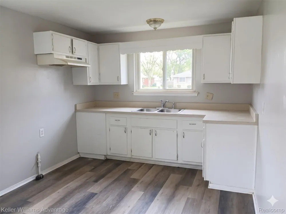 15587 Oakbrook Street Romulus City, MI 48174