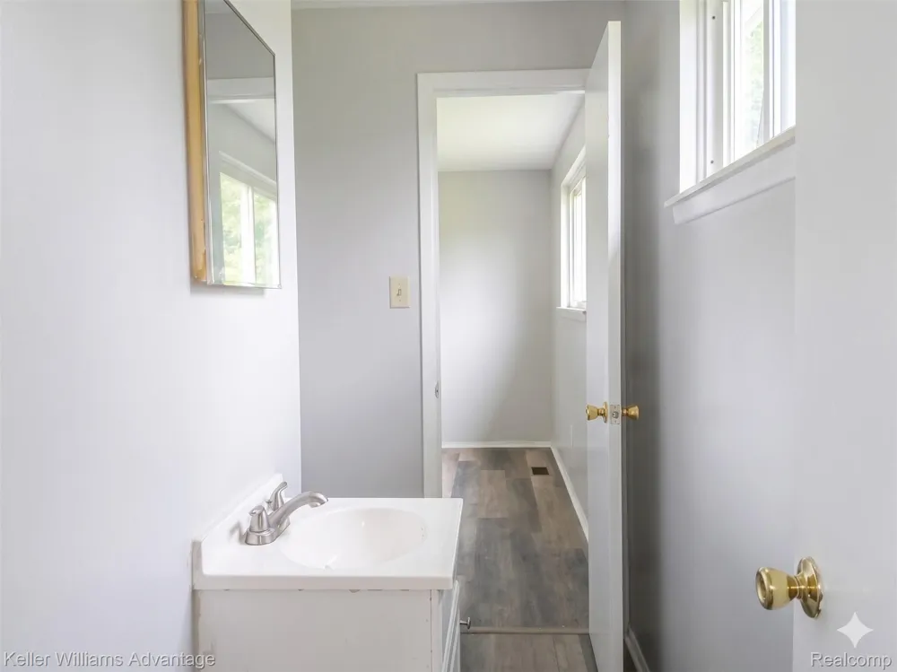 15587 Oakbrook Street Romulus City, MI 48174