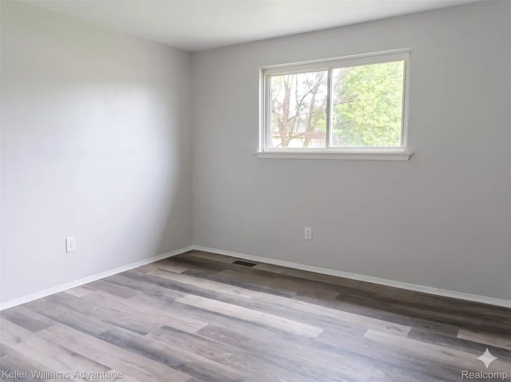 15587 Oakbrook Street Romulus City, MI 48174