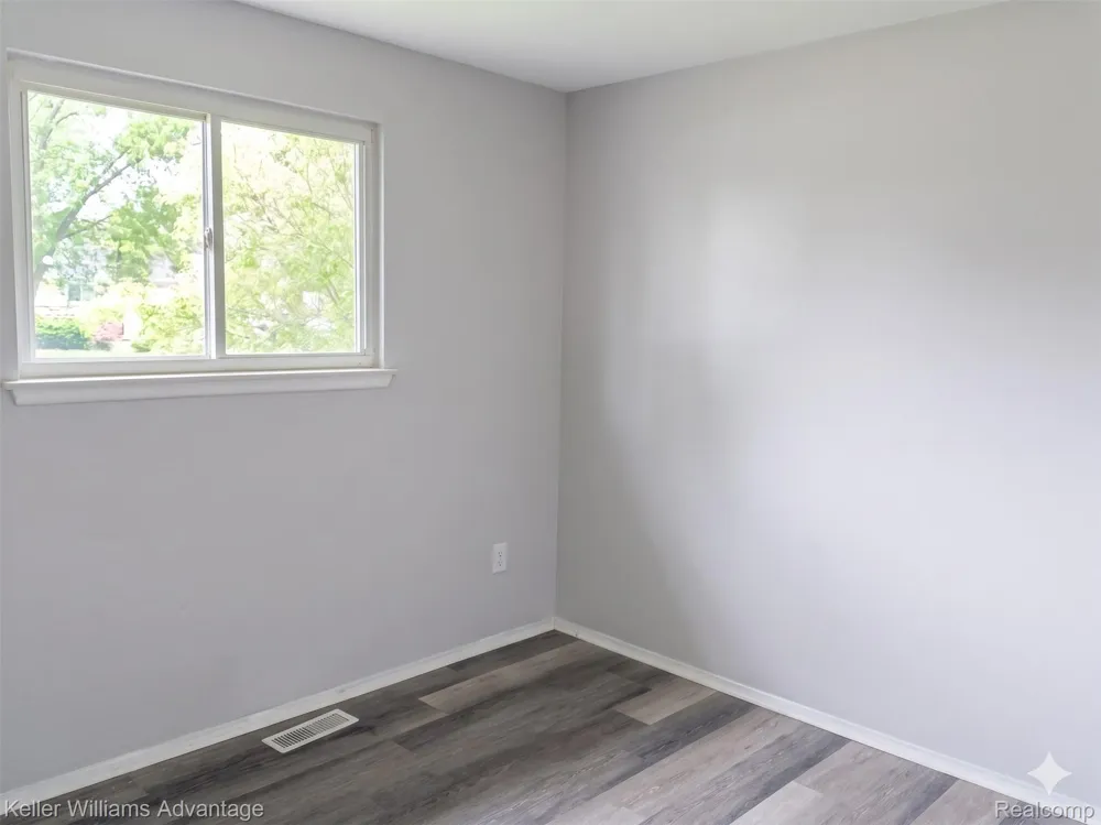 15587 Oakbrook Street Romulus City, MI 48174