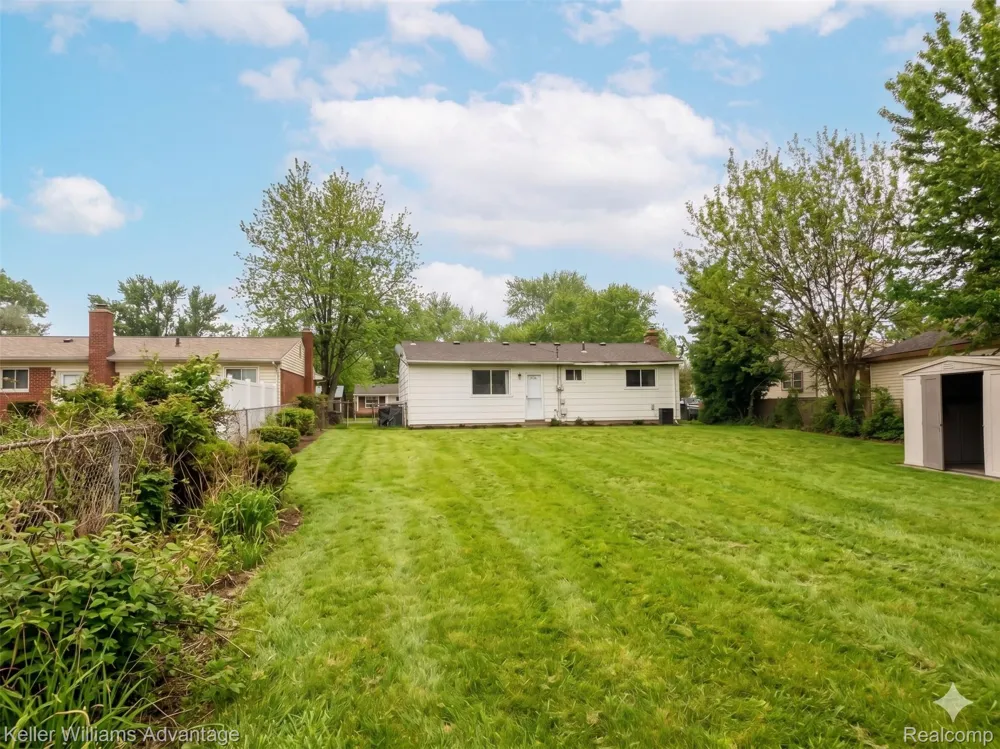 15587 Oakbrook Street Romulus City, MI 48174