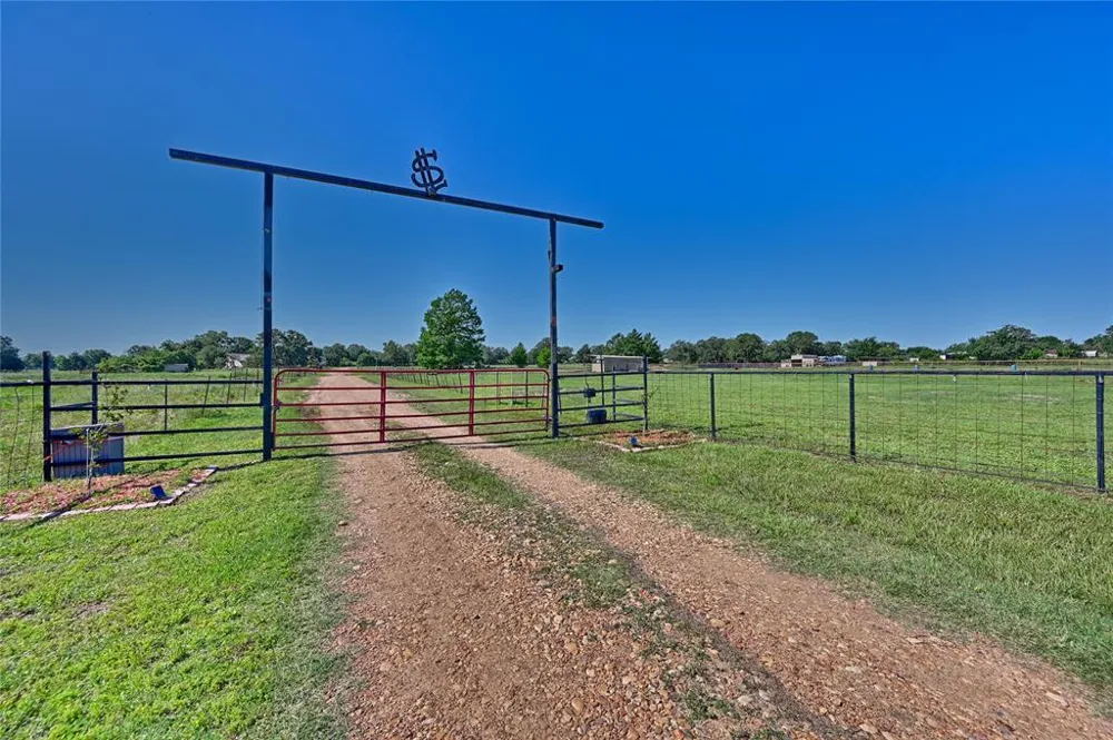 4057 W HIGHWAY 21 Paige, TX 78659