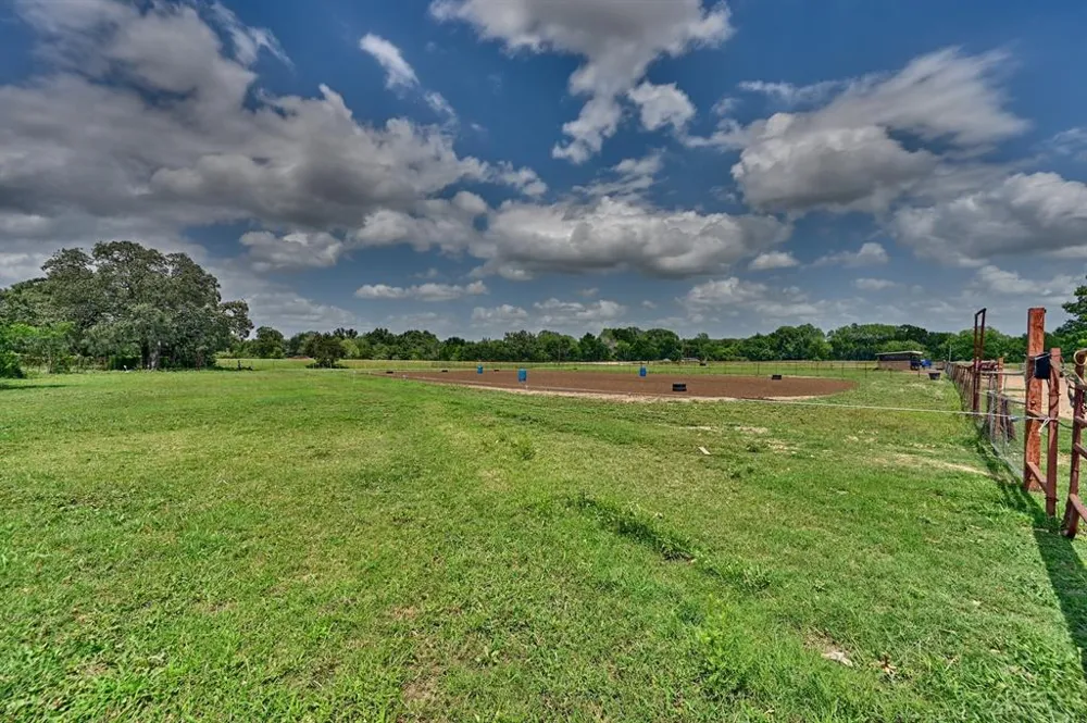 4057 W HIGHWAY 21 Paige, TX 78659