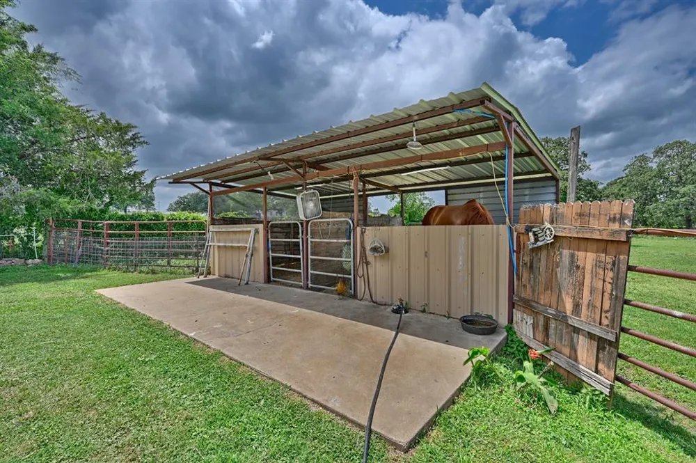 4057 W HIGHWAY 21 Paige, TX 78659