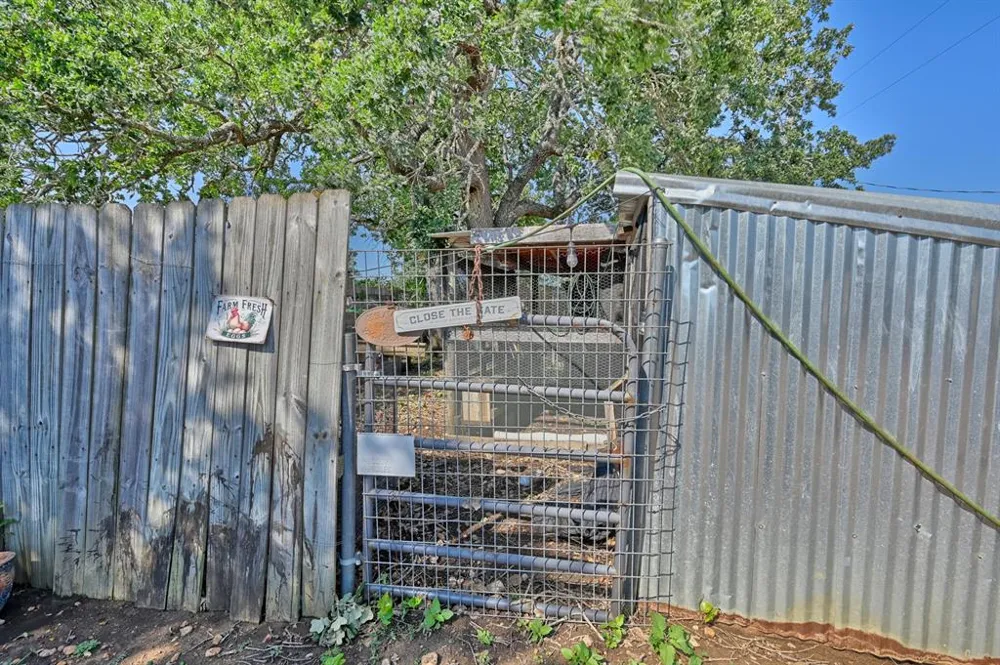 4057 W HIGHWAY 21 Paige, TX 78659