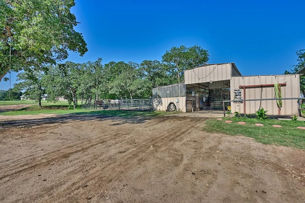 4057 W HIGHWAY 21 Paige, TX 78659
