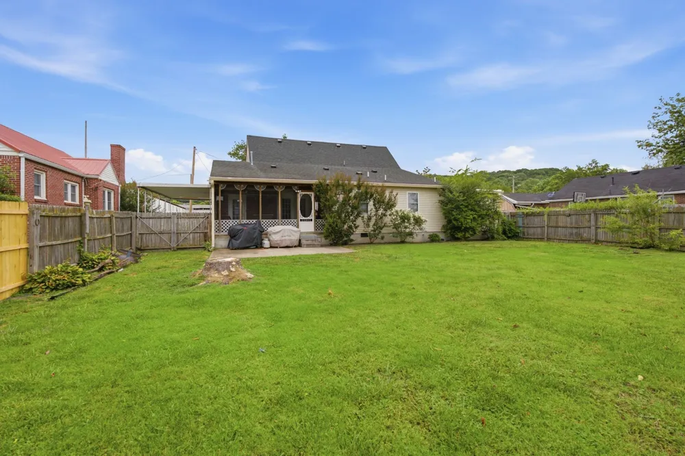 518 Jefferson Ave E Carthage, TN 37030