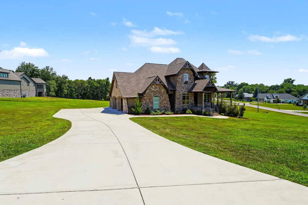 1043 Emerald Valley Dr Castalian Springs, TN 37031