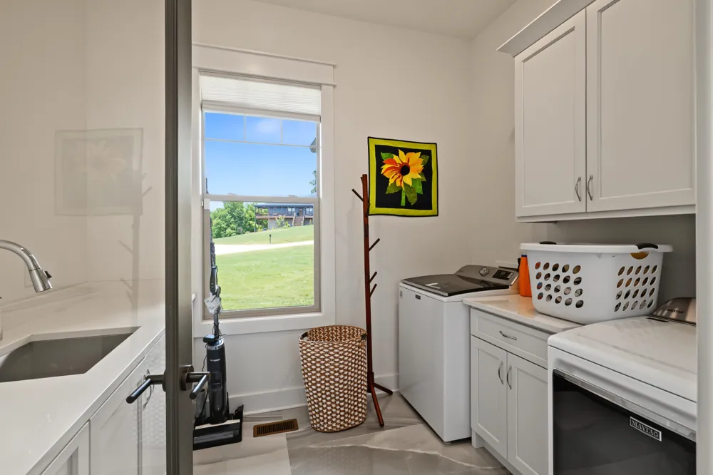1043 Emerald Valley Dr Castalian Springs, TN 37031