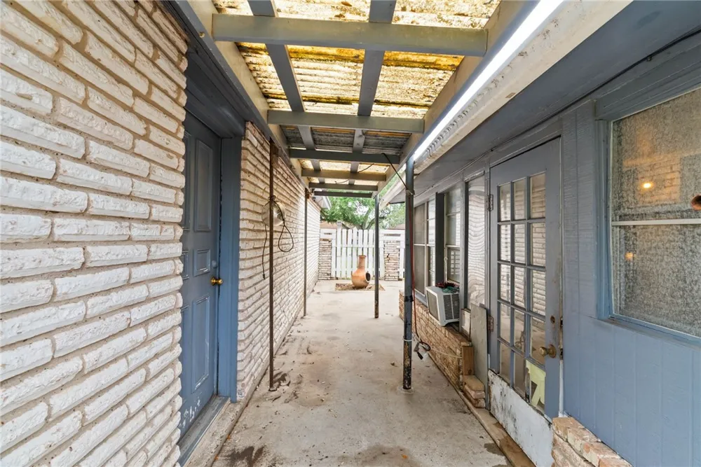 10702 Glenwood Street Corpus Christi, TX 78410