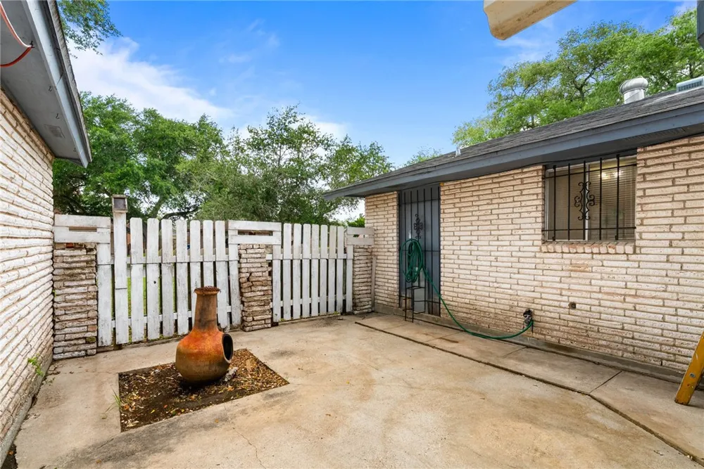 10702 Glenwood Street Corpus Christi, TX 78410