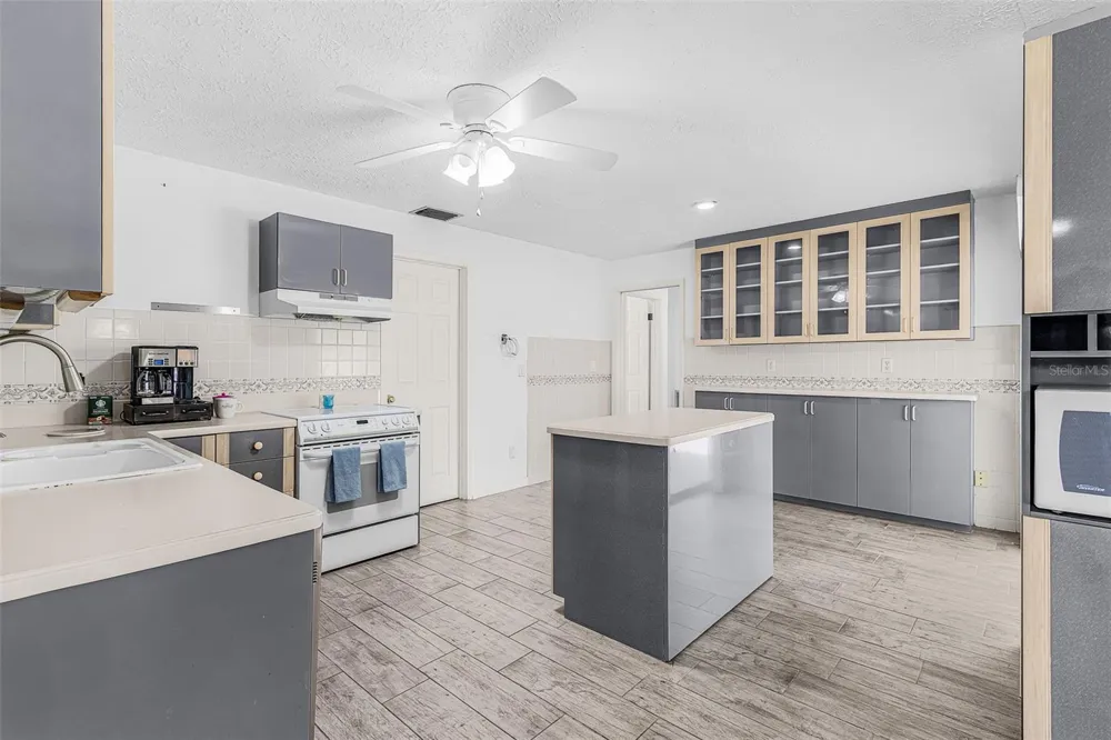 1320 SE 26TH TERRACE Cape Coral, FL 33904