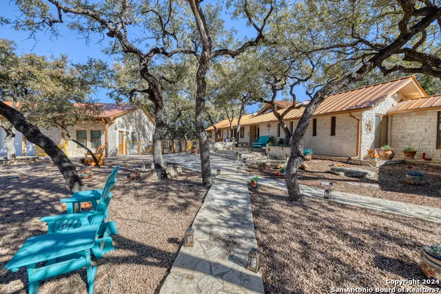 93 Saddle Mountain Rd Leakey, TX 78873