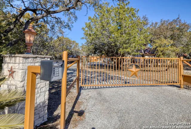 93 Saddle Mountain Rd Leakey, TX 78873