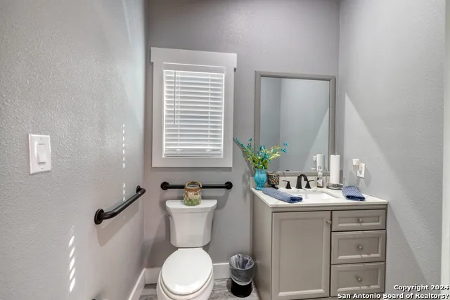 93 Saddle Mountain Rd Leakey, TX 78873