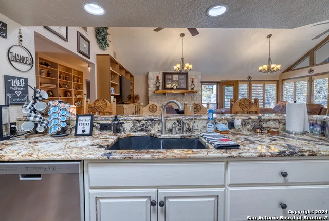 93 Saddle Mountain Rd Leakey, TX 78873