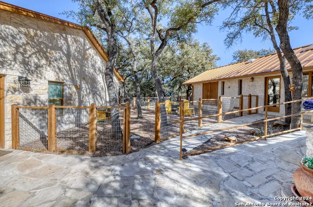 93 Saddle Mountain Rd Leakey, TX 78873