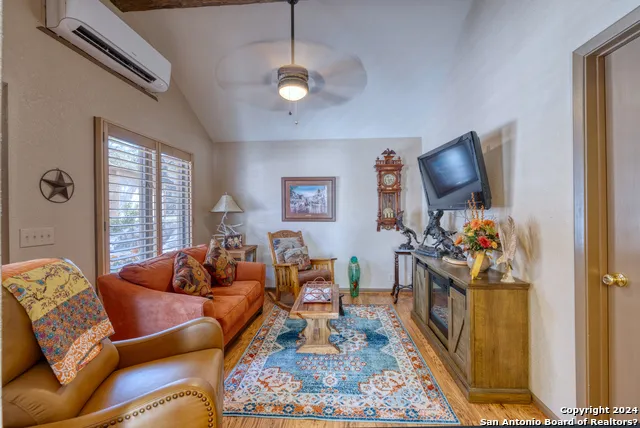 93 Saddle Mountain Rd Leakey, TX 78873
